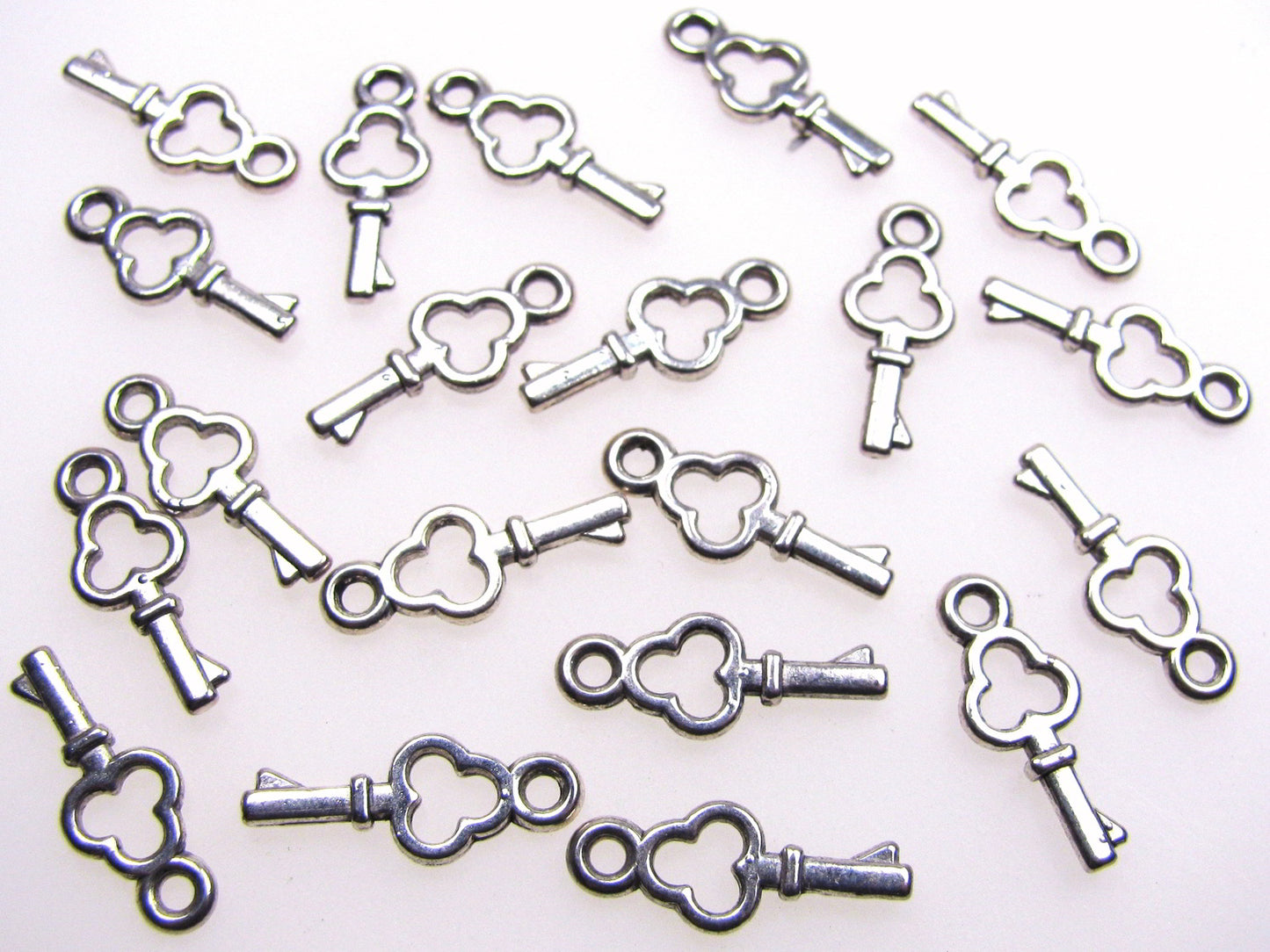 40 Metallanhänger Schlüssel silberfarben 1,7cm, für Bettelarmband Anhänger