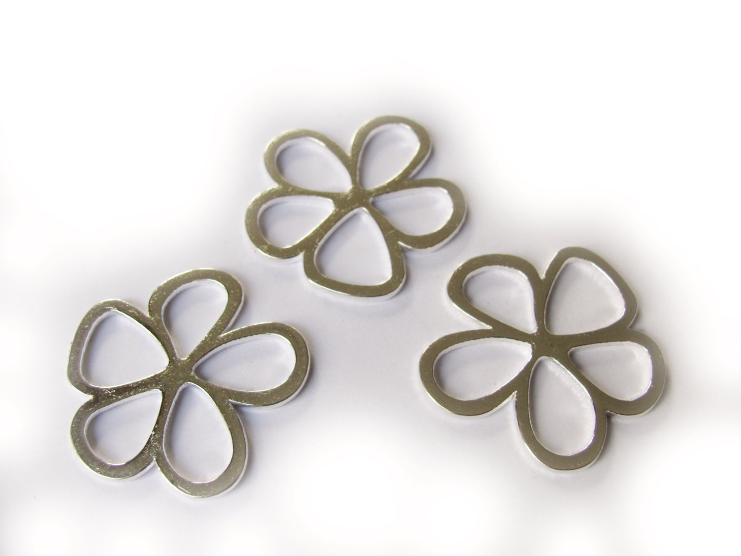 3 Metallanhänger Blume, silberfarben 3,4 cm, Verbinder für Lederband, Anhänger