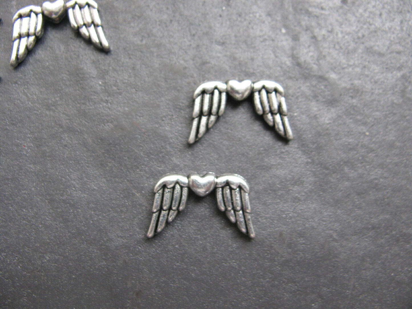 10 Flügelperlen mit Herz, silberfarben 1,9cm, Flügel Metallperlen, Schutzengel