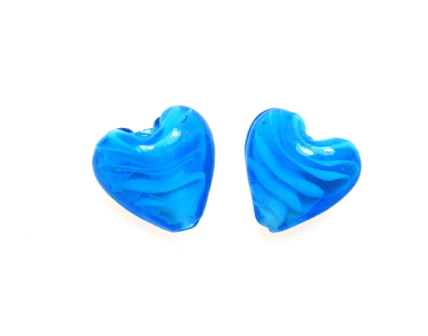 4 Glasperlen Herz hellblau, weißer Farbkern, ca. 2cm, Schmuck und Perlen basteln