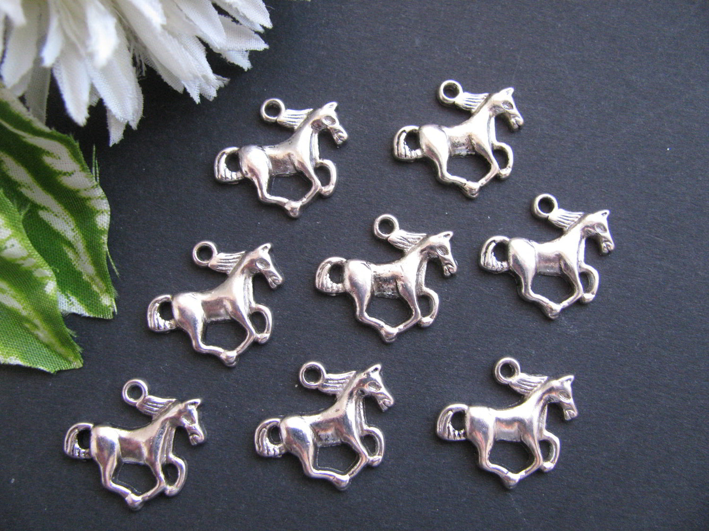 8 Metallanhänger Pferd silberfarben 2cm, Schmuckanhänger, Perlen basteln, fädeln