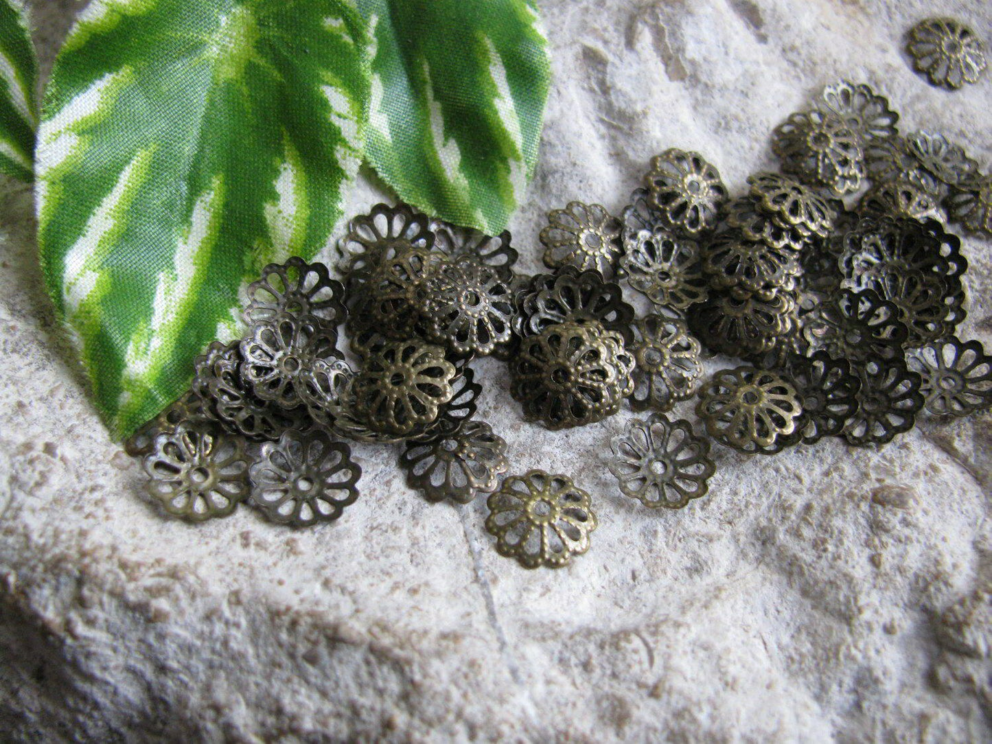 50, 100 o 200 Perlkappen Bronzefarben  9mm, Blume gemustert, Perlen basteln