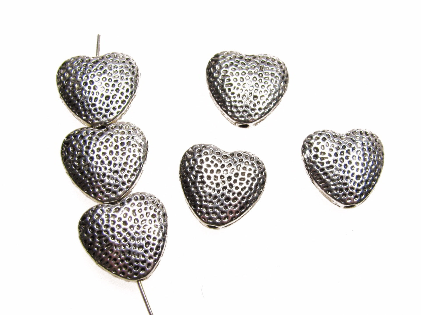 12 Metallperlen Herz silberfarben mit Muster 1,3cm, Zwischenperle, Schmuck machen