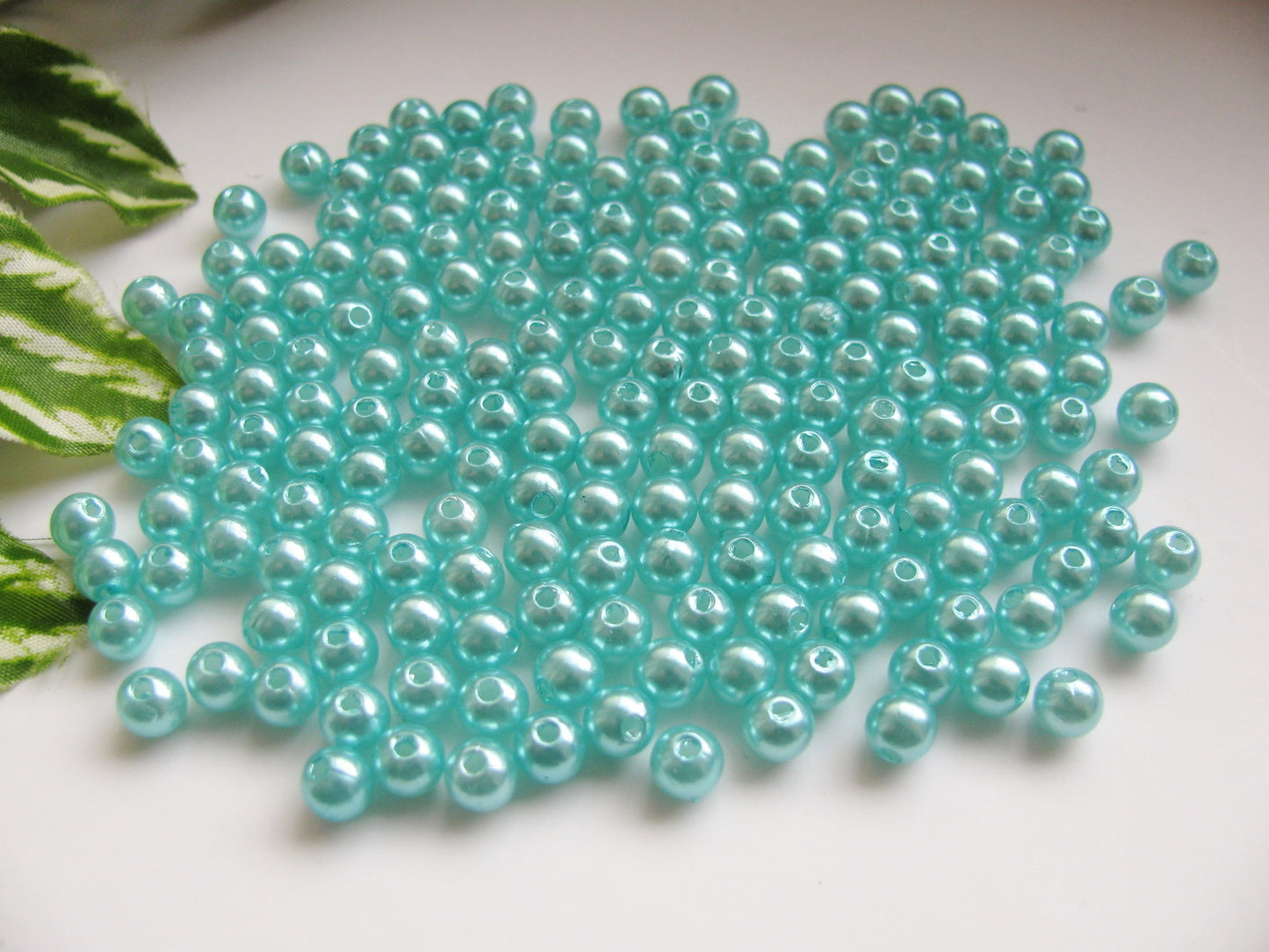 100 Wachsperlen hellblau, türkis 6mm, Perlen basteln, Kunststoffperlen, rund
