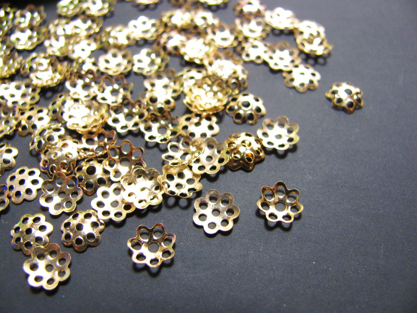 100 Perlkappen filigran goldfarben 5mm Blümchen, Schmuck Perlen basteln Blume