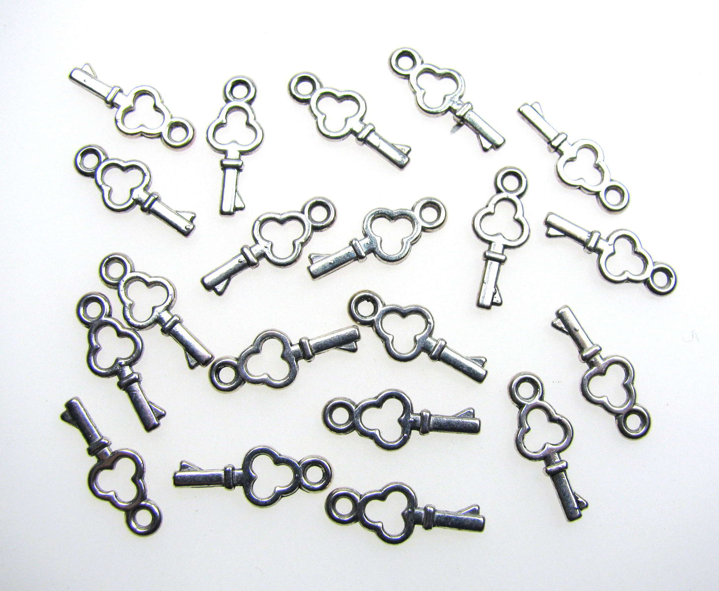 40 Metallanhänger Schlüssel silberfarben 1,7cm, für Bettelarmband Anhänger