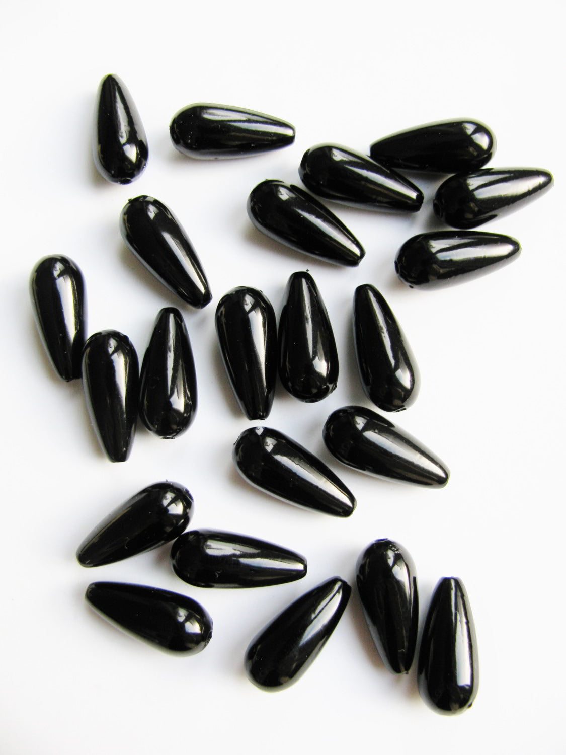 20 Wachsperlen Tropfen schwarz 1,7x 0,75cm schwarz, Perlen Schutzengel basteln