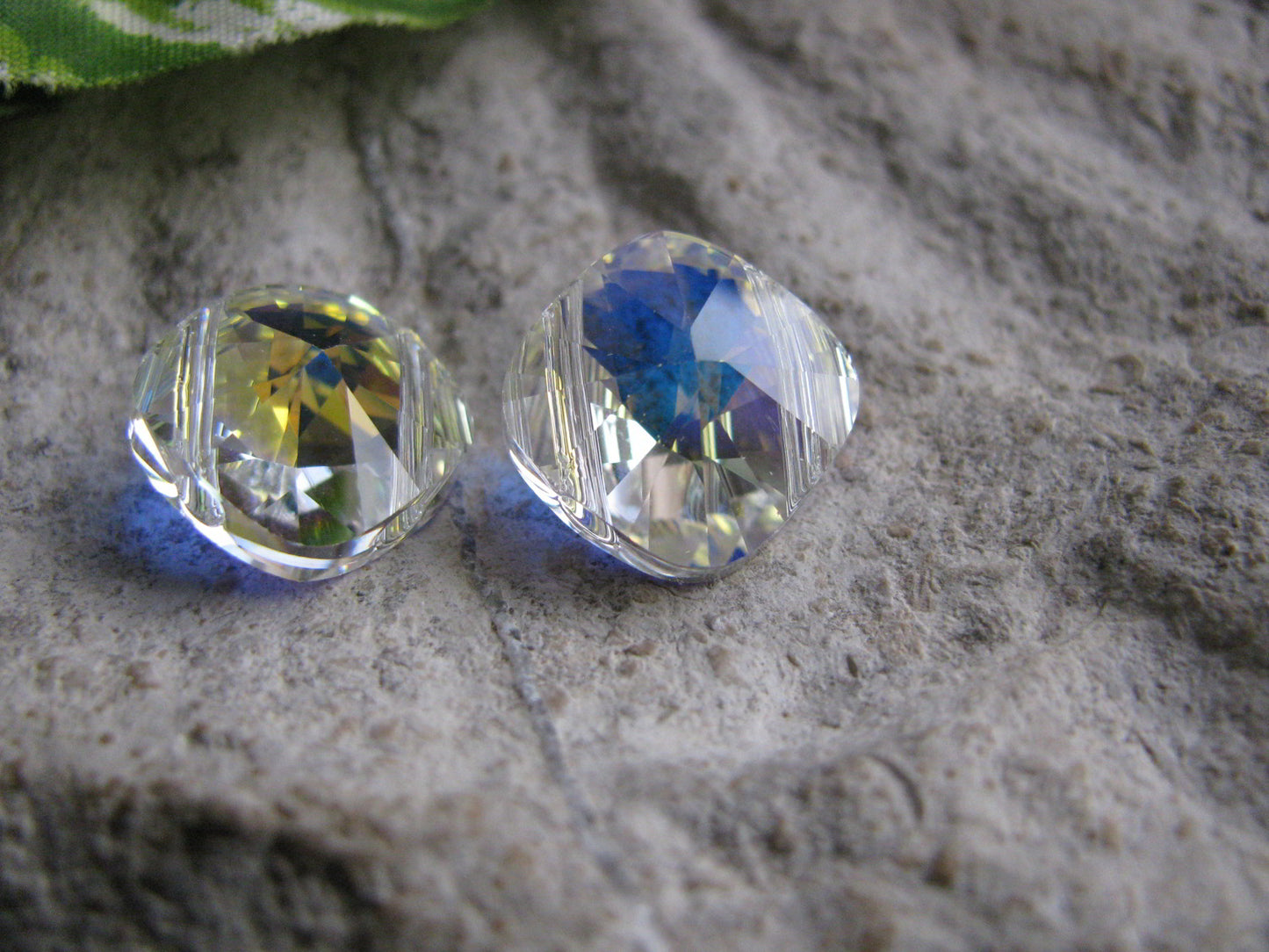 2 Square Beads cristal AB 1,4cm Swarovski Kristallglas facettiert, 2 Loch, Knorr