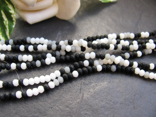 175 Glasperlen Rondelle facettiert schwarz weiß 2,5-3,2mm, Strang Perlen basteln
