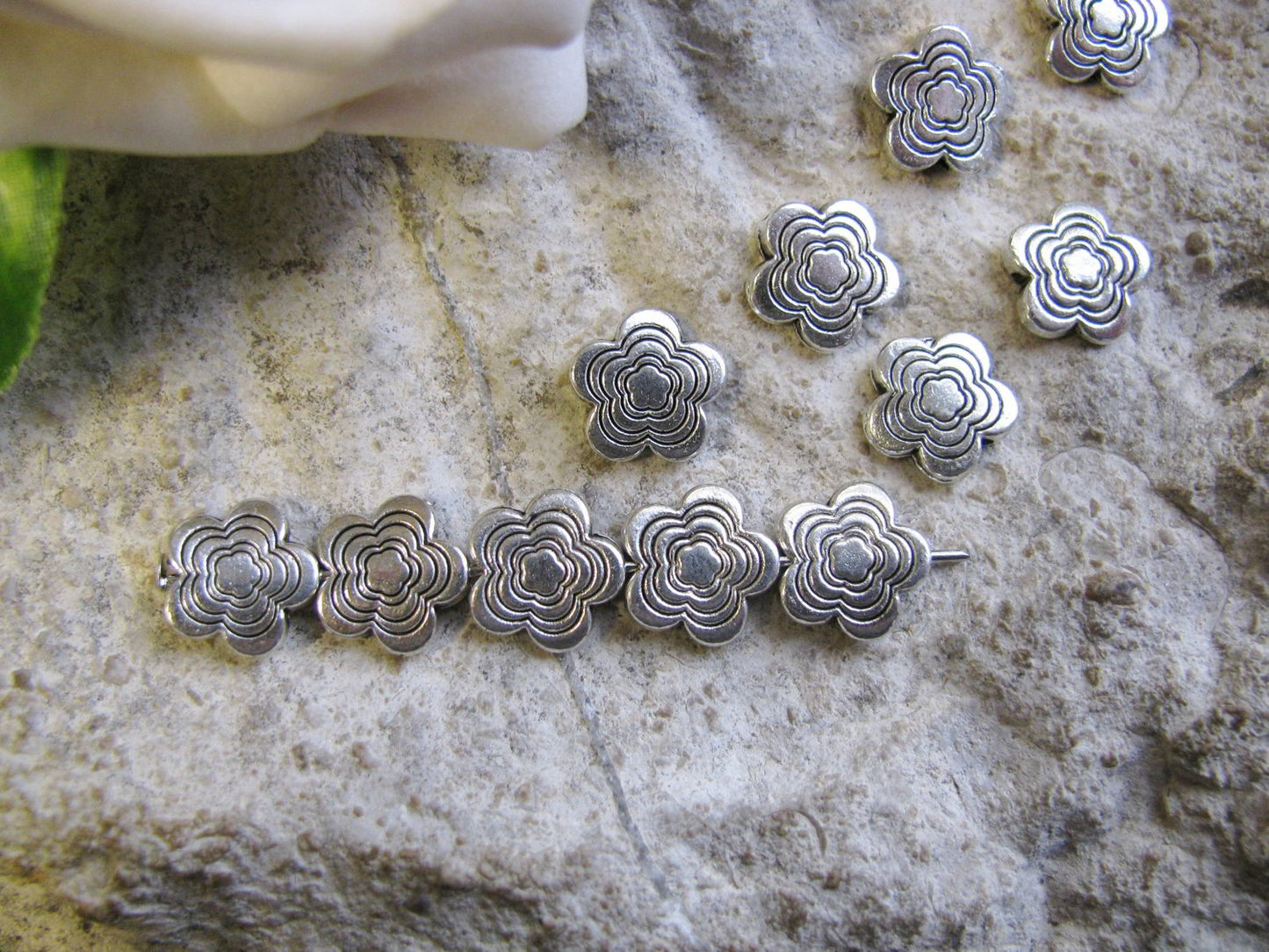 10 Metallperlen Blume silberfarben 9,5mm, Zwischenperlen, Perlen basteln