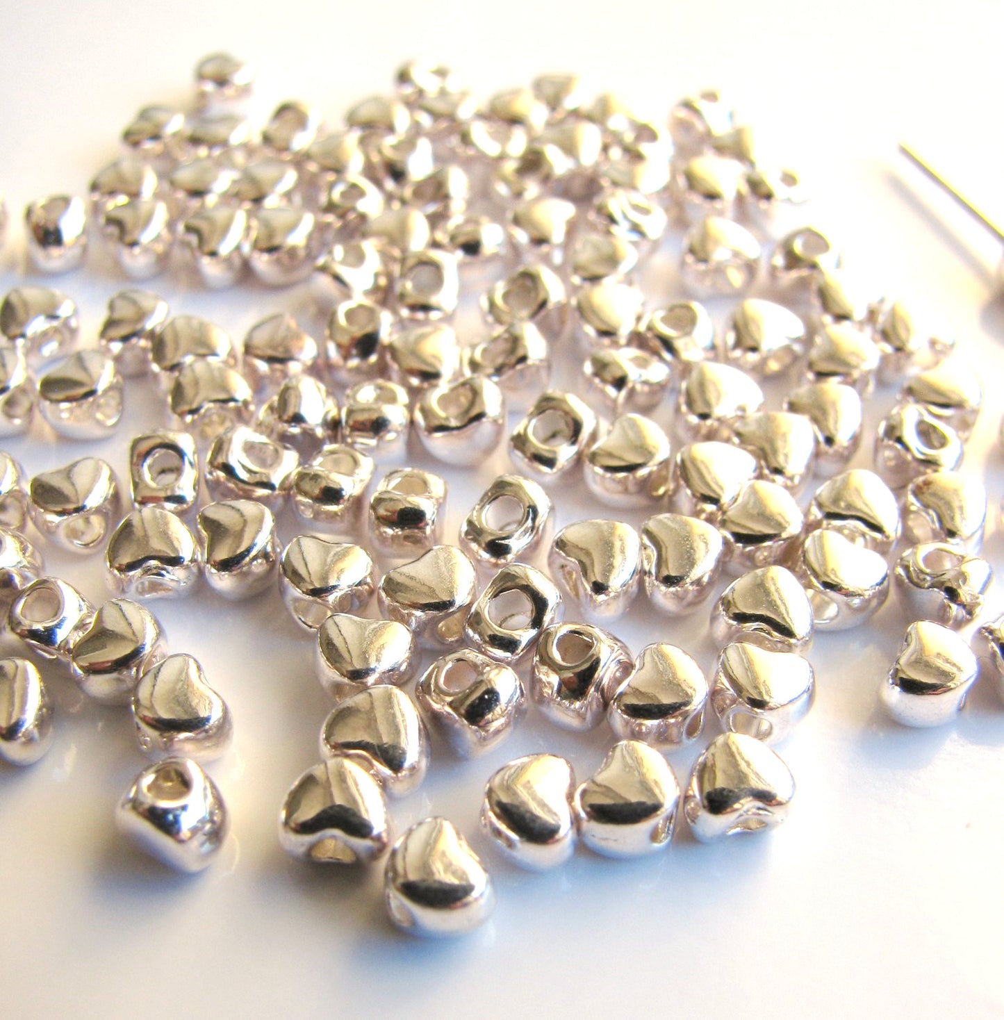 30, 60 o. 120 Metallperlen Herz silberfarben hell 3 x 4mm, Zwischenperle, Perlen