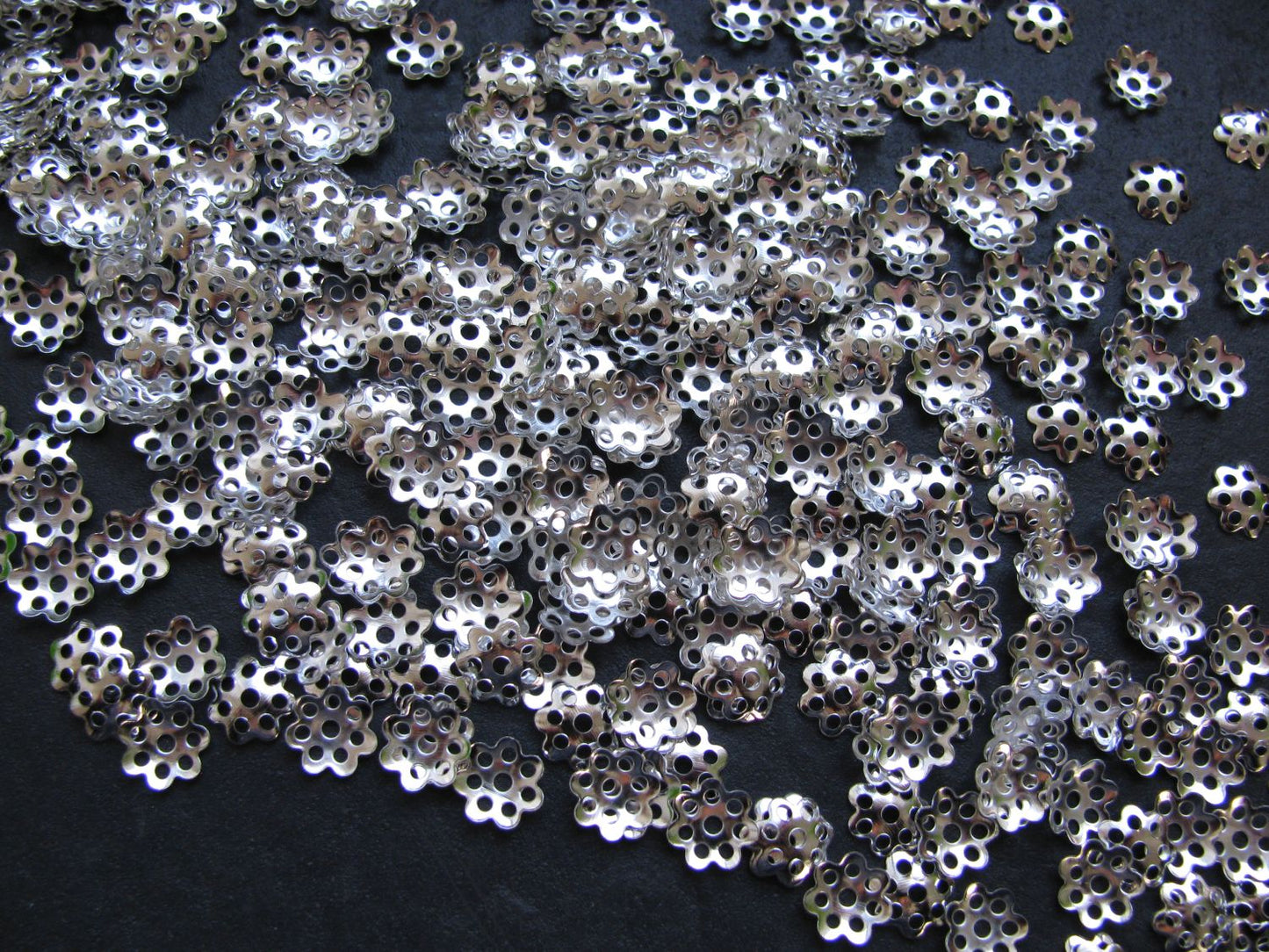 Perlkappen, 7mm, glatt silberfarben, Perlen basteln, filigran, Blümchen, durchbrochen