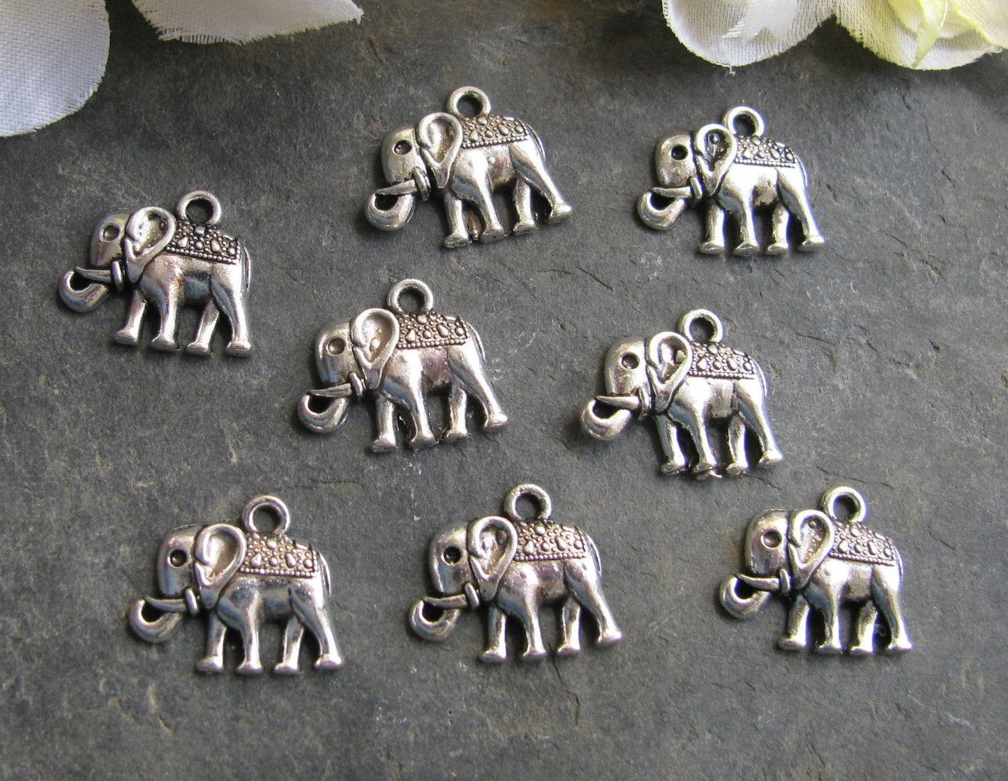 16 Metallanhänger Elefant silberfarben, 1,45 x 1,7 cm, für Bettelarmbänder und K