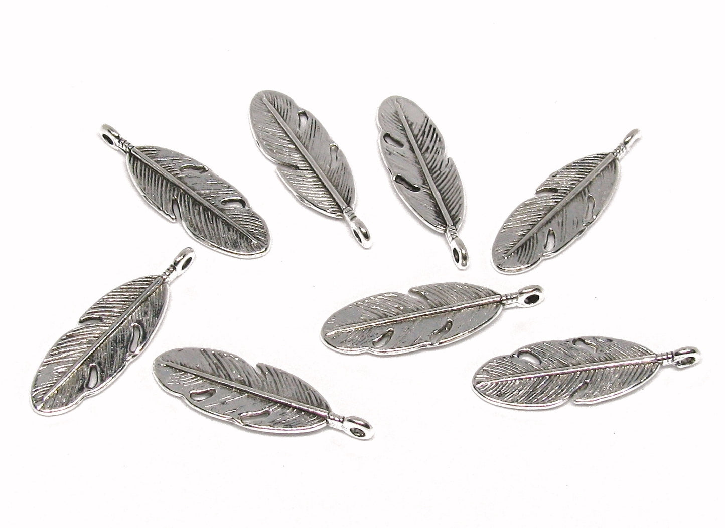 8 Metallanhänger Feder, 2,9 cm silberfarben, Perlen basteln, Indianerschmuck 
