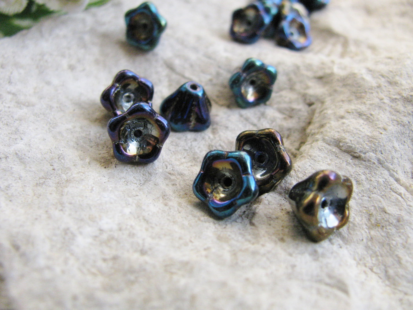 8 Blütenkelche schwarz irisierend 6x8mm, Glasperlen, Perlen basteln, Perlenengel