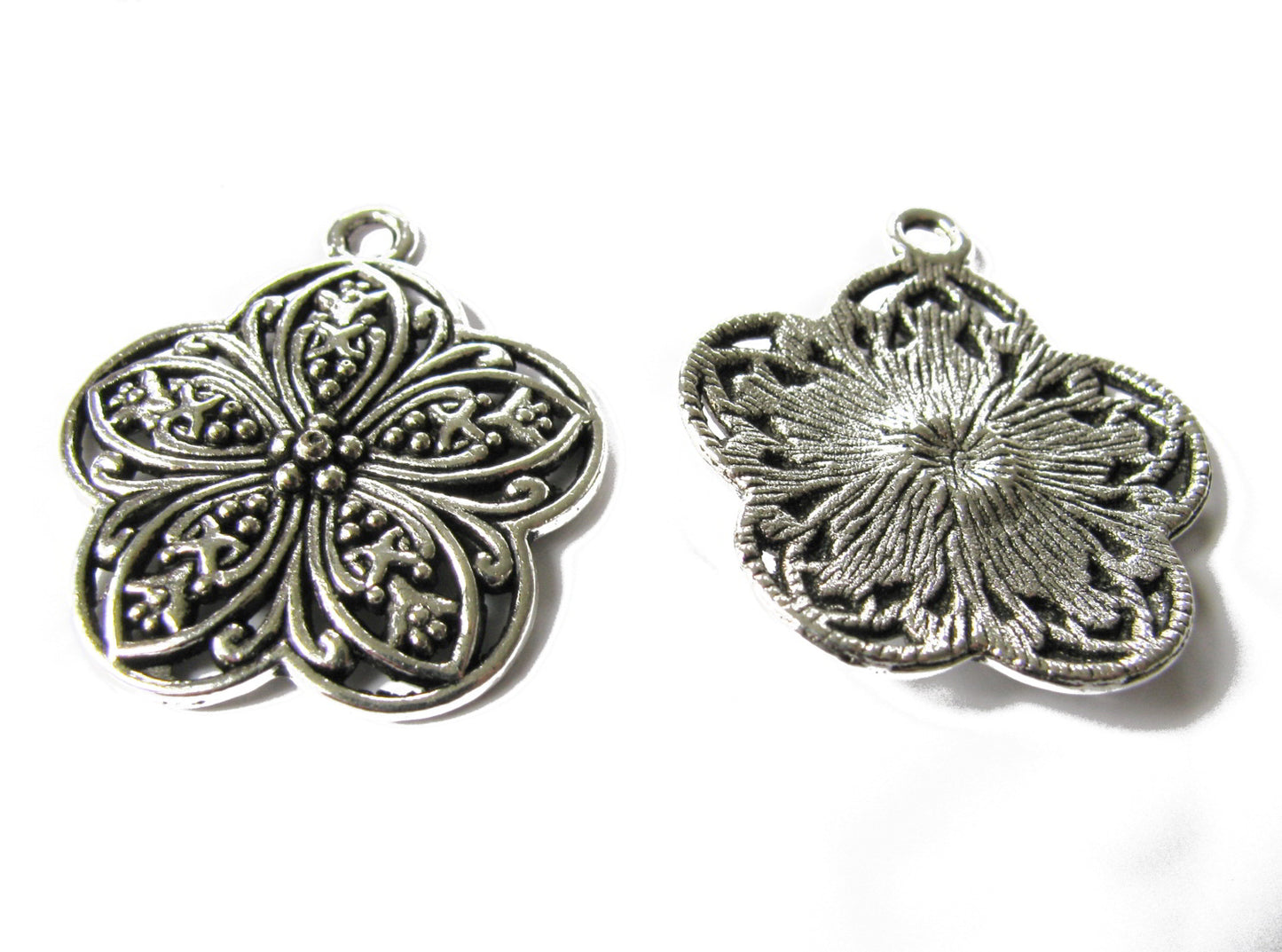 3 Metallanhänger Blume silberfarben, 2,9 cm für Kette, Karabinerhaken, Lederband