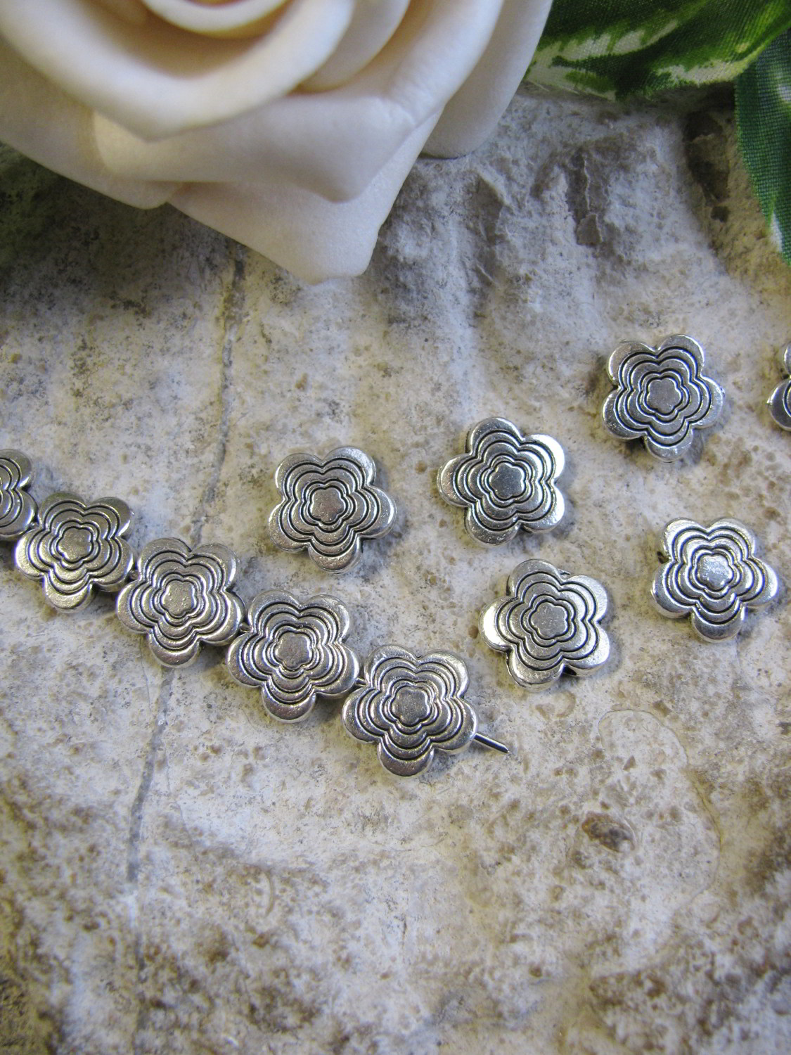 10 Metallperlen Blume silberfarben 9,5mm, Zwischenperlen, Perlen basteln