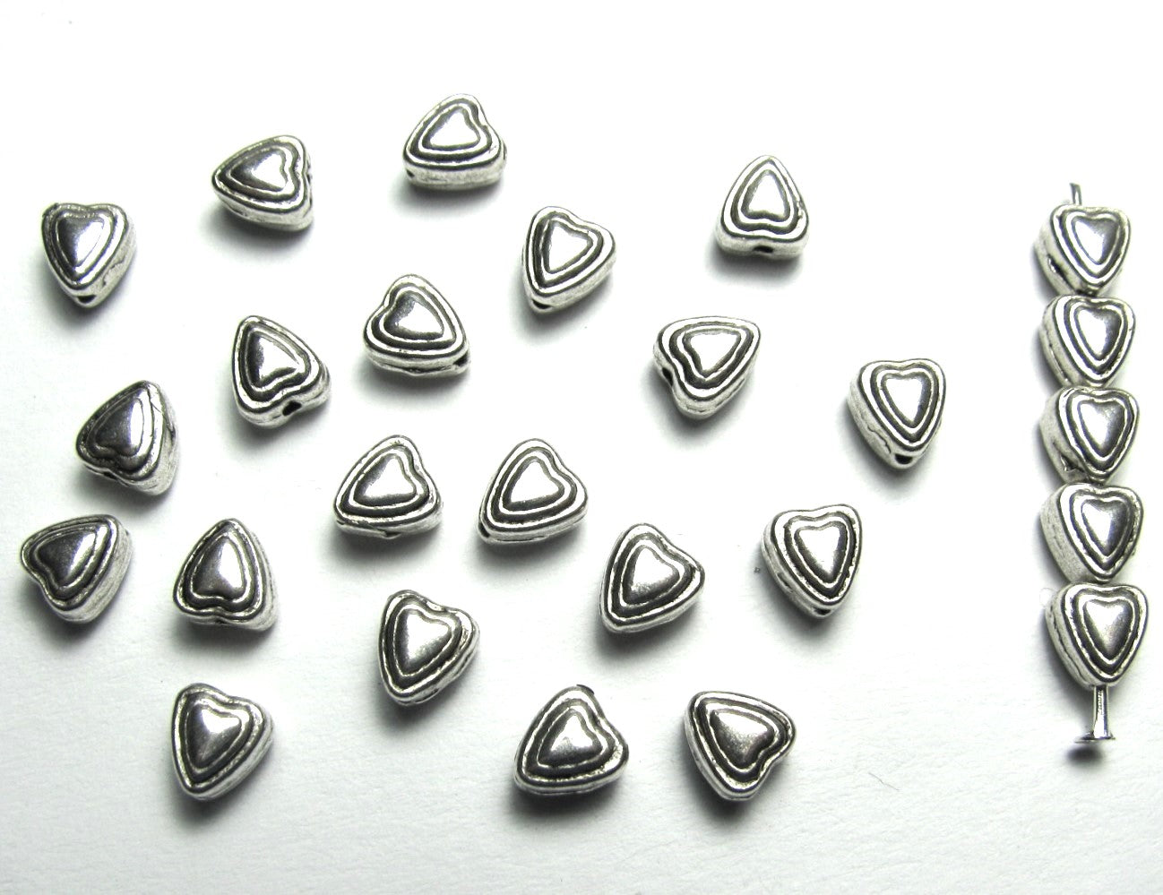 30 Metallperlen Herz silberfarben Muster, 6mm, Schmuck selbst machen, basteln