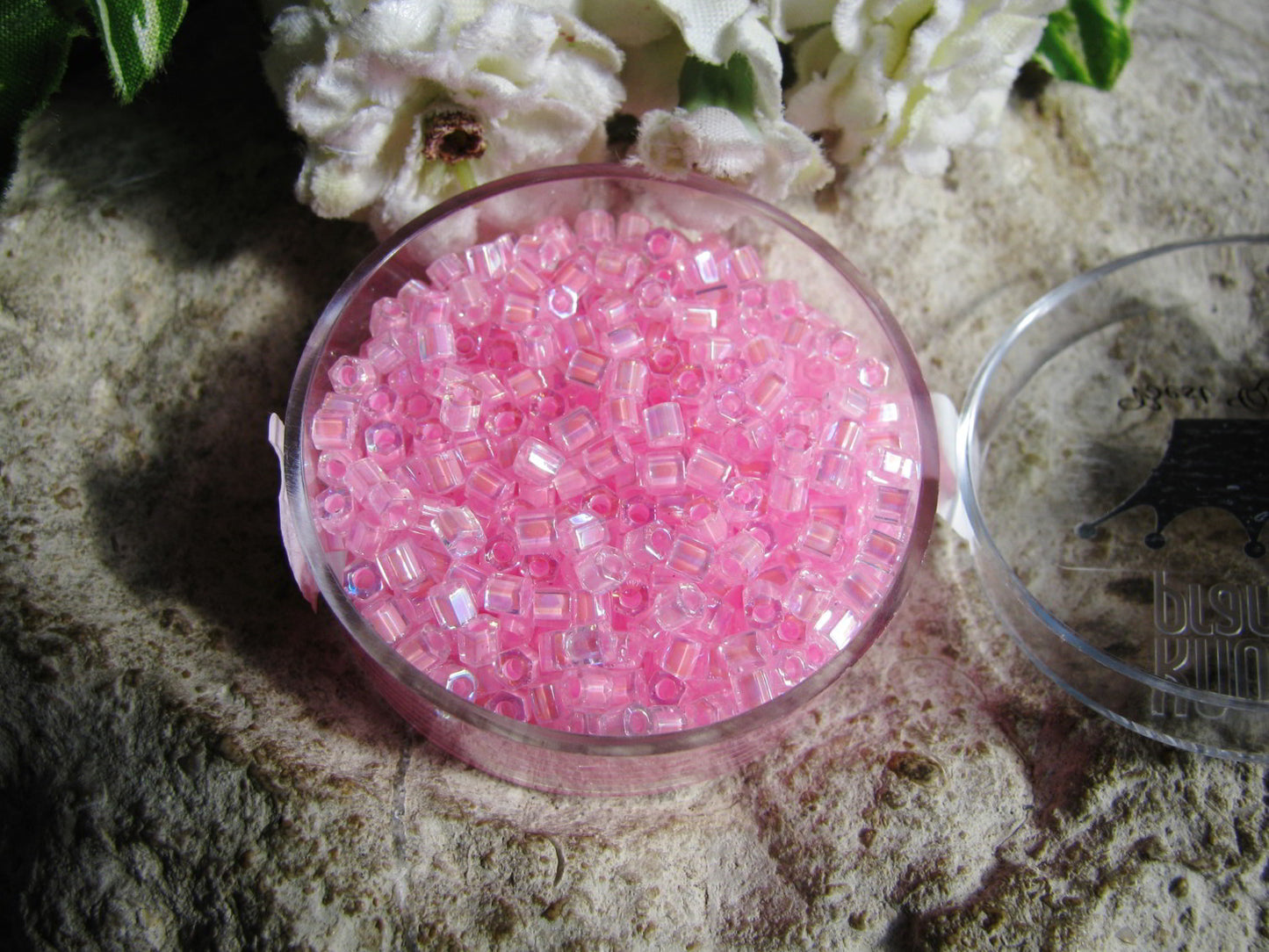 15g Rocailles Hexagon rosa irisierend Knorr Prandell 8/03mm, waschbar Glasperlen