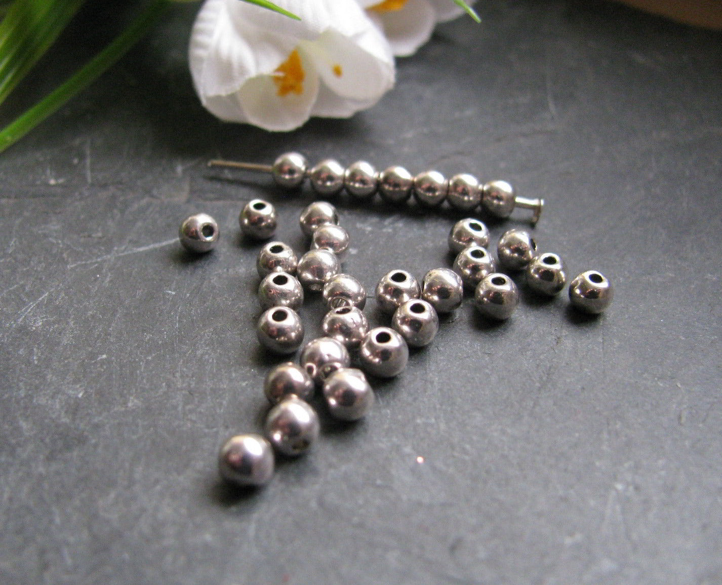 30 Perlen silberfarben 4 mm, rund, Metallperle, Spacer, Kugel, fädeln