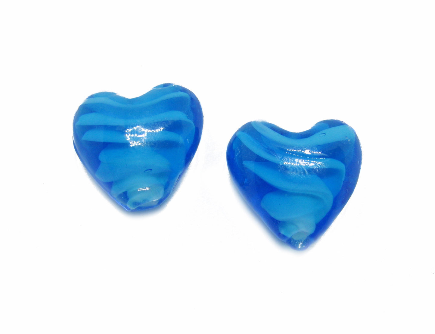 4 Glasperlen Herz Hellblau ca. 2cm mit Farbwirbel Weiß, Perlen basteln, fädeln