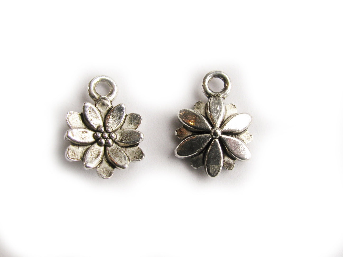 20 Metallanhänger Blume, silberfarben, 1,4cm, Anhänger Blüte, Perlen basteln