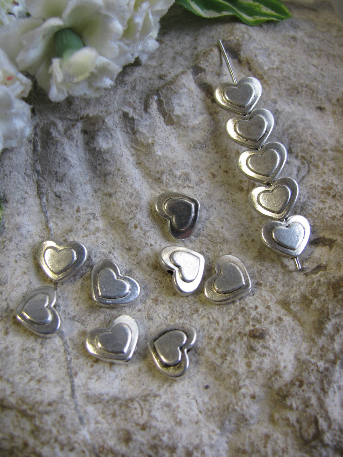 16 Herz Metallperlen, Silberfarben, 1x7mm, Schmuck mit Perlen basteln,