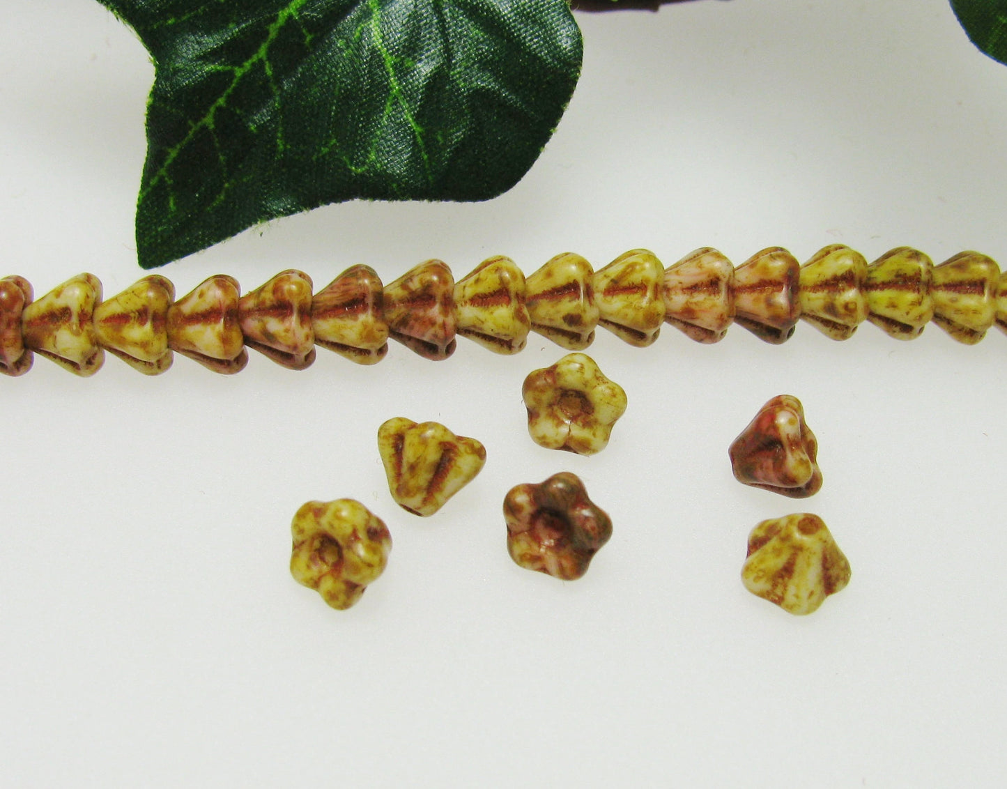 16 Blütenkelche, braun, Glasperlen, 4 x 6 mm, Perlen und Schutzengel basteln