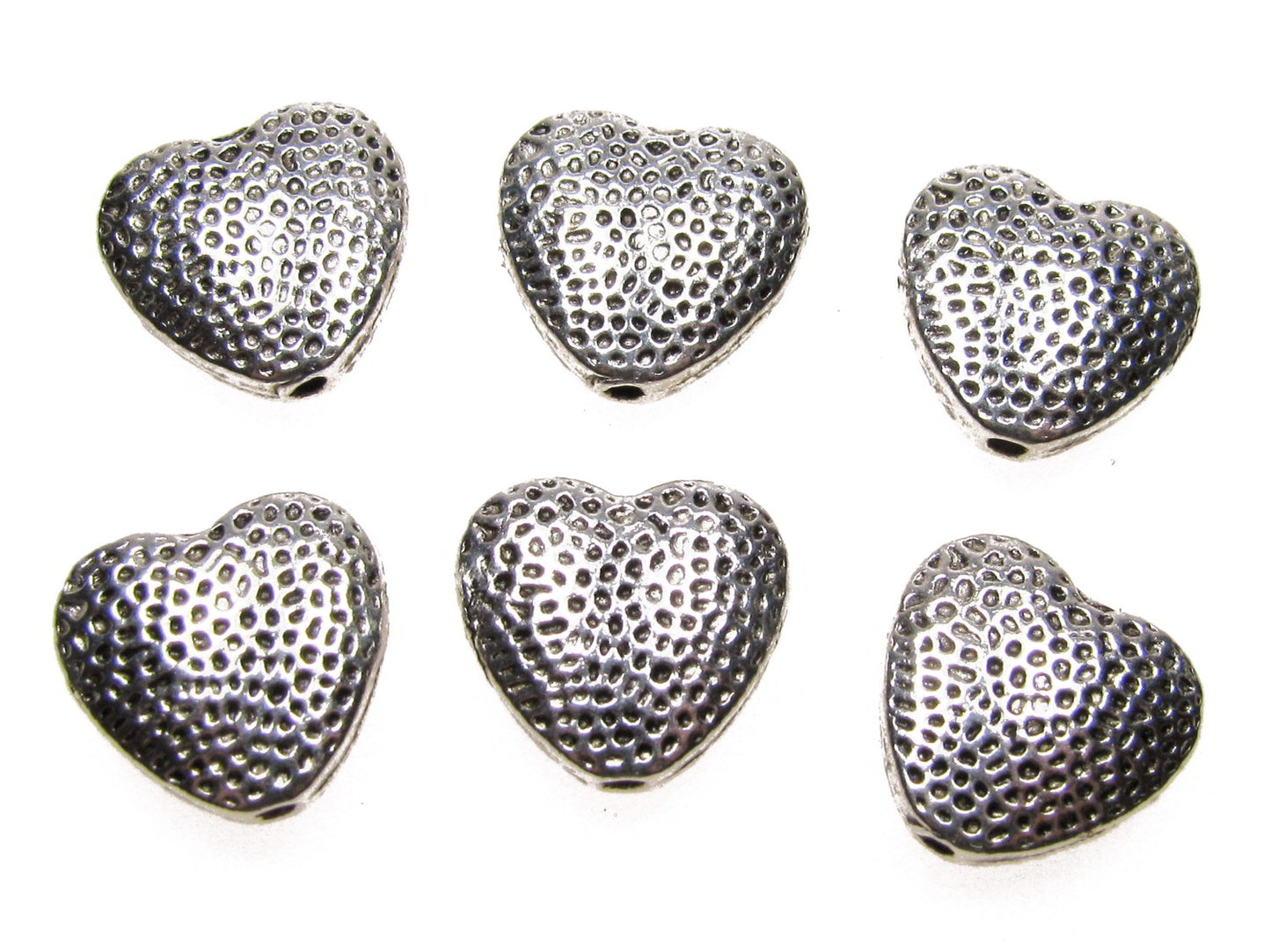 12 Metallperlen Herz silberfarben mit Muster 1,3cm, Zwischenperle, Schmuck machen