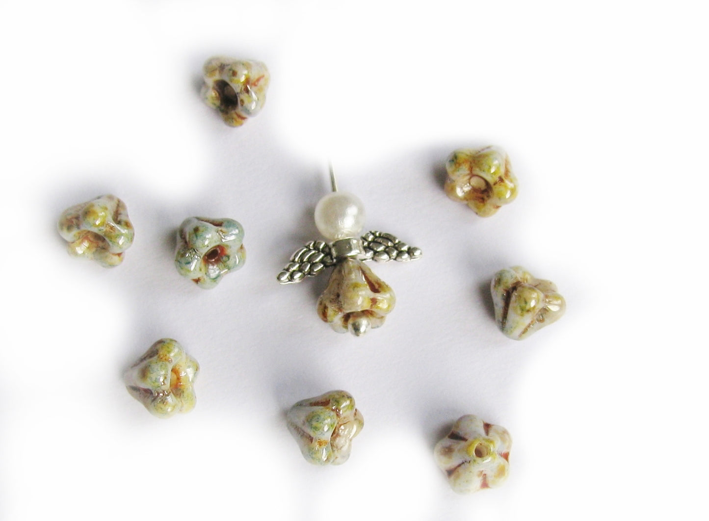 8 Glasperlen Blütenkelche beige, blau 6x4mm, Schutzengel, Perlen fädeln, basteln