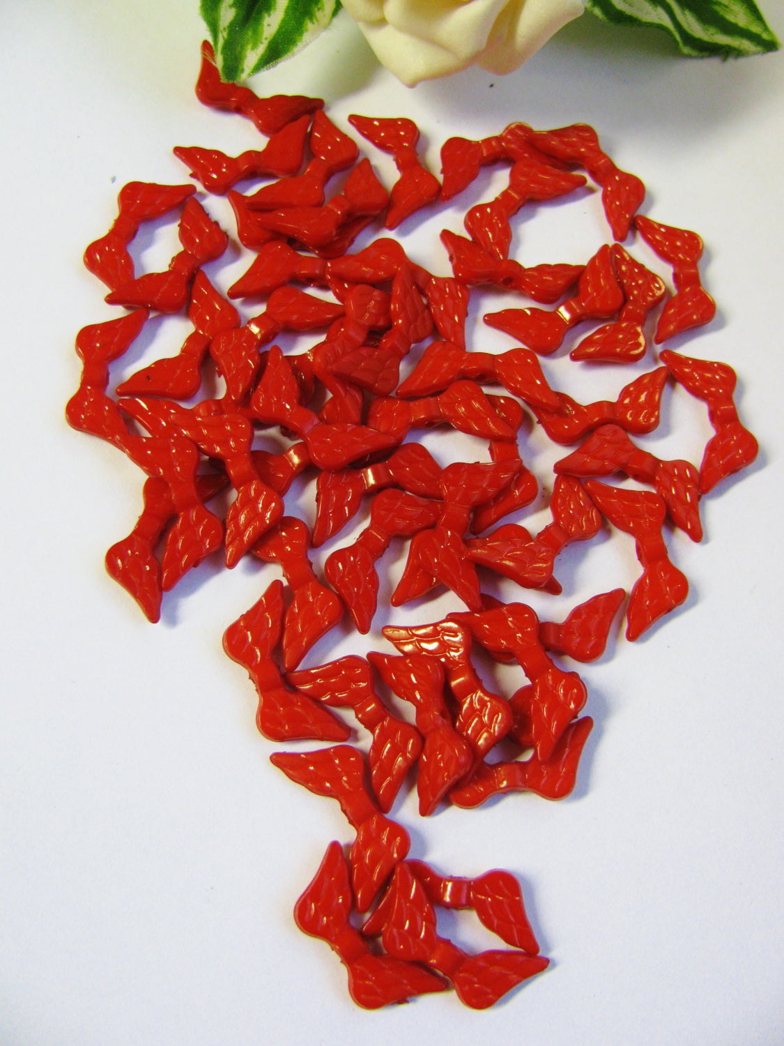 50 Acrylperlen Flügel in Rot, 1,95cm, Schmuck, Perlen und Perlenengel basteln