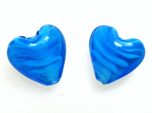 4 Glasperlen Herz hellblau, weißer Farbkern, ca. 2cm, Schmuck und Perlen basteln