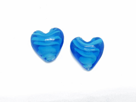 4 Glasperlen Herz Hellblau ca. 2cm mit Farbwirbel Weiß, Perlen basteln, fädeln