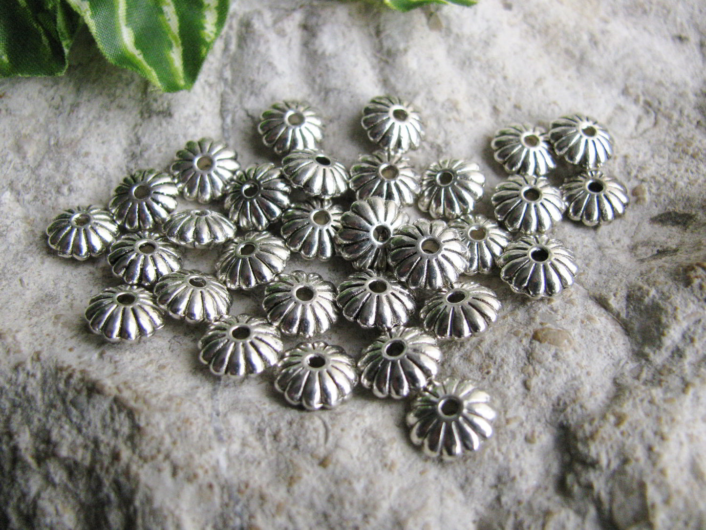 30 Metallperlen Rondelle Blume silberfarben 0,8cm, Schmuck machen, Zwischenperle